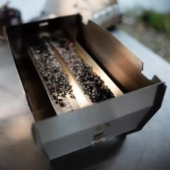 SKOTTI SMAK Räucherschale - Gleichzeitig Hitzeschild Zum Backen - Edelstahl 10 SKOTTI SMAK Räucherschale - Gleichzeitig Hitzeschild Zum Backen - Edelstahl -Warmes BBQ-Restaurant 11629 SKOTTI SMAK Raeucherschale edelstahl grill 05 1280x1280