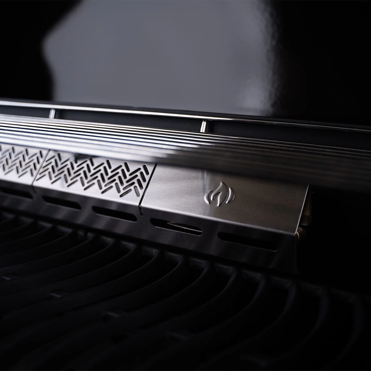 Napoleon Rogue SE 525 Limited Edition, Mit Gussrosten, Matt-schwarz Inkl. Grillmatte & Abdeckhaube 2 Napoleon Rogue SE 525 Limited Edition, Mit Gussrosten, Matt-schwarz Inkl. Grillmatte & Abdeckhaube – Bild 2