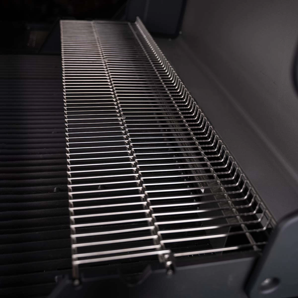 SANTOS S-518 Mit Seiten- Und Heckbrenner, Schwarz, Inkl. Drehspieß, Rostheber & Silikonablage 10 SANTOS S-518 Mit Seiten- Und Heckbrenner, Schwarz, Inkl. Drehspieß, Rostheber & Silikonablage – Bild 10