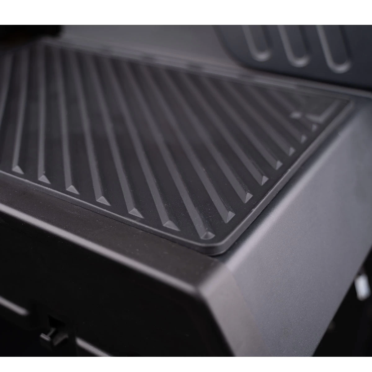 SANTOS S-518 Mit Seiten- Und Heckbrenner, Schwarz, Inkl. Drehspieß, Rostheber & Silikonablage 7 SANTOS S-518 Mit Seiten- Und Heckbrenner, Schwarz, Inkl. Drehspieß, Rostheber & Silikonablage – Bild 7