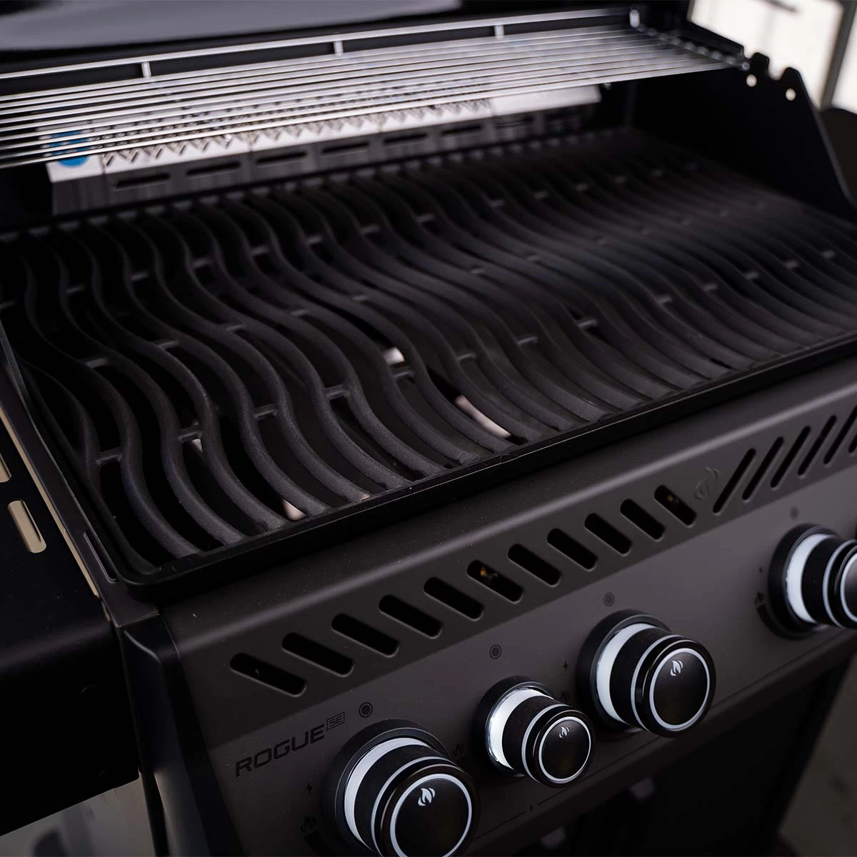 Napoleon Rogue SE 525 Limited Edition, Mit Gussrosten, Matt-schwarz Inkl. Grillmatte & Abdeckhaube 1 Napoleon Rogue SE 525 Limited Edition, Mit Gussrosten, Matt-schwarz Inkl. Grillmatte & Abdeckhaube