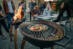 IGNIUM TARAN Classic -Warmes BBQ-Restaurant jpeg taran classic design holzkohlegrill mit feuerschale halbtotale seitlich hersteller ignium