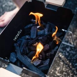 Knister Grill Small – Tragbarer Holzkohlegrill -Warmes BBQ-Restaurant knister grill small tragbarer holzkohlegrill c1fd3b0086ec10a39327849c70cffbf5